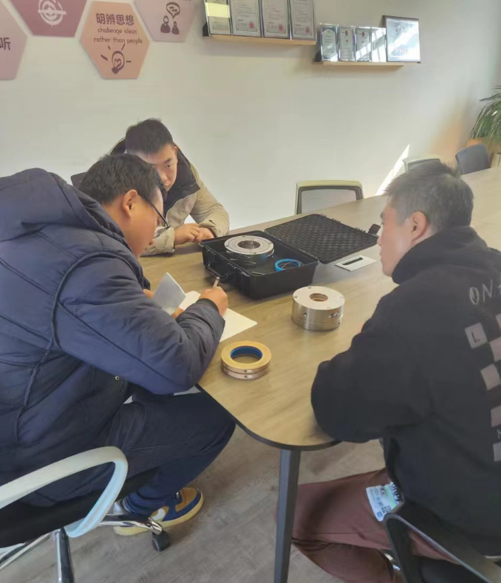 混合機客戶邀約上門，對旋轉(zhuǎn)軸封進行技術(shù)交流